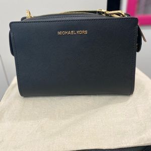 NWOT Michael Kors purse. Crossbody. Perfect condition.